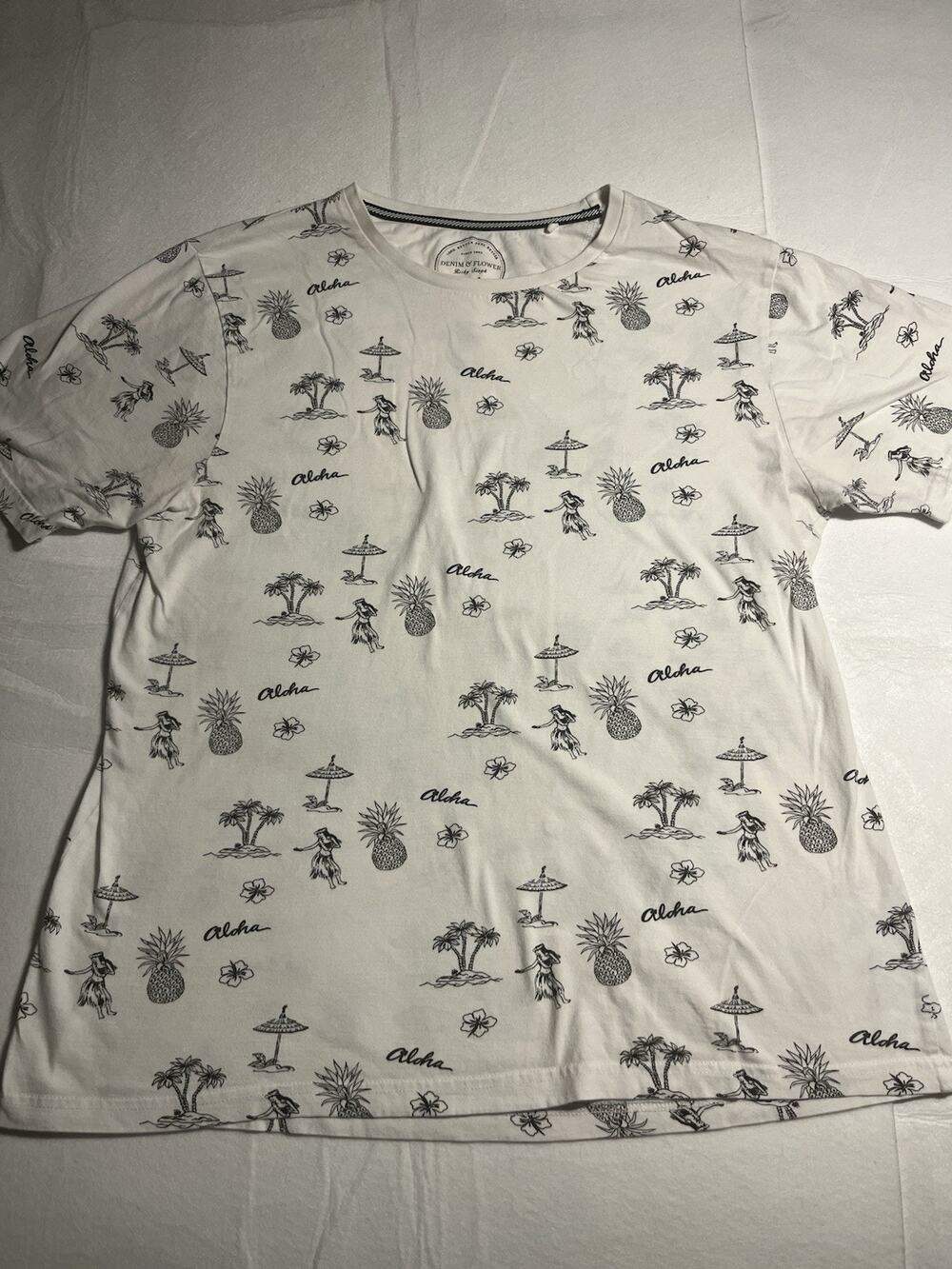 Denim & Flower Ricky Singh Men’s Medium Aloha Hawaiian T-Shirt Pineapple Palm